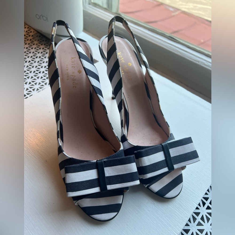 EUC Kate Spade navy and white peep toe bow heels